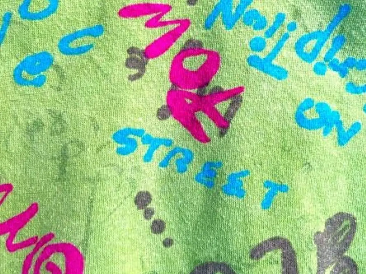 Billede 3 - T-shirt med graffiti - hjemmesyet unika