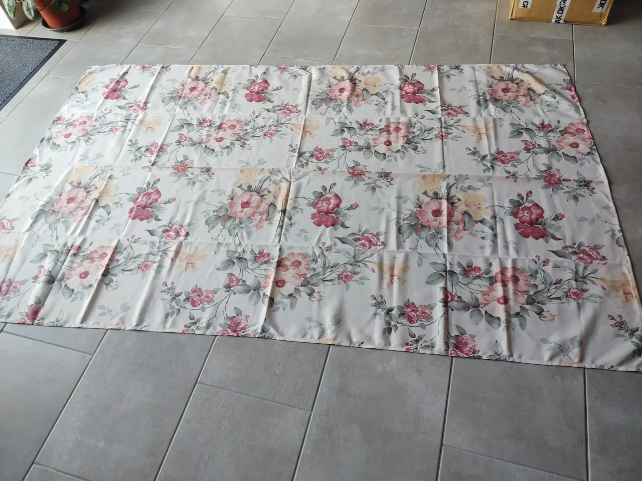 Billede 1 - Blomstret dug.