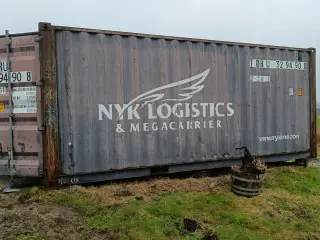 - - - Container, isoleret, indrettet med bord og hyller