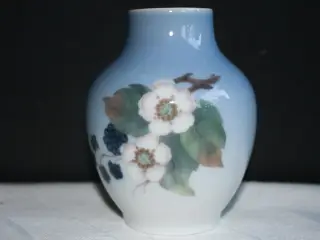 Vase med brombærkvist fra Royal Copenhagen