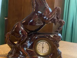 vintage kaminur i keramik – Stejlende hest (V