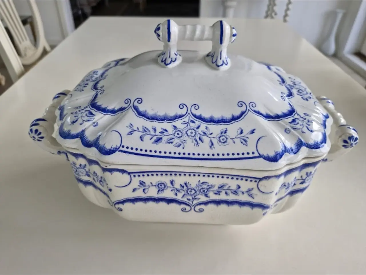 Billede 1 - "Rococo"Gustavsberg. Stor fajanceterrine med Låg