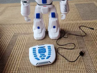 Realistisk Robot med infrarød kontrol