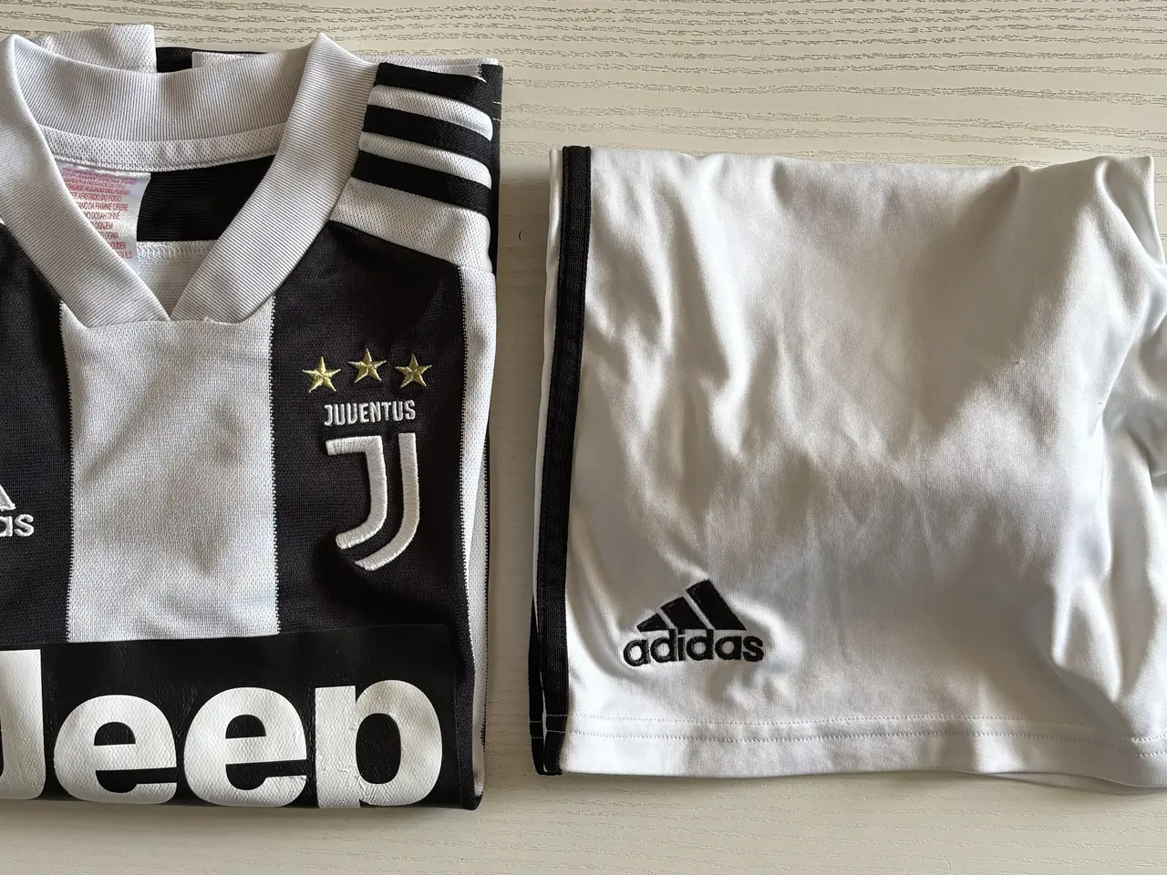 Billede 1 - Sportssæt, Bluse og shorts. Adidas, Juventus, Rona
