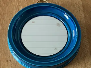 Rundt vægspejl i ramme af blålakeret porcelæn