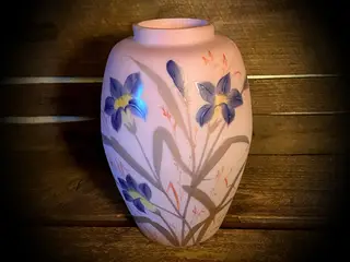 * Smuk antik vase - med flotteste blomstermotiv