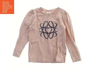 Langærmet lyserød bluse med print fra Pomp de Lux (str. 110)