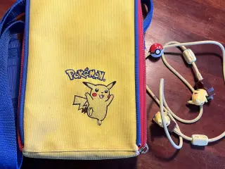Pokemon Pikachu skuldertaske med linkkabel