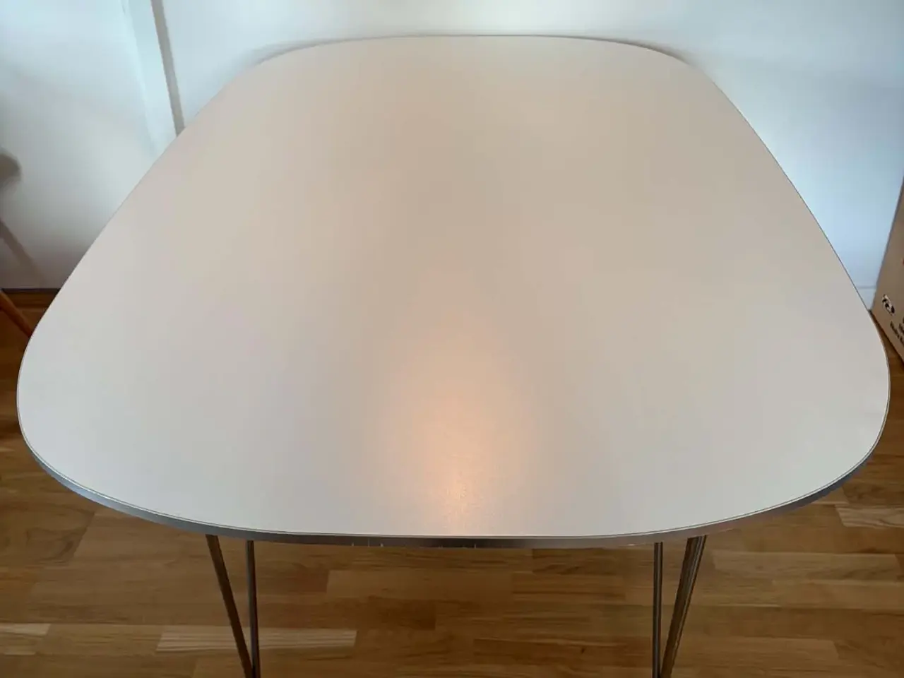 Billede 2 - Klassisk hvidt spisebord med stålben