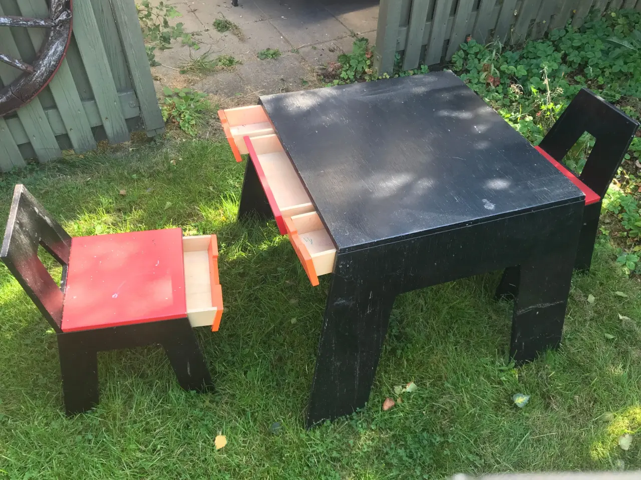 Billede 2 - børnemøbler, bord og to stole, Collect