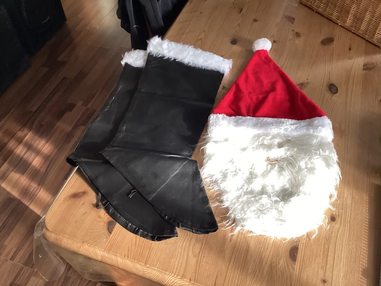 Billede 4 - Julemands Sæt / Jule Tøj.
