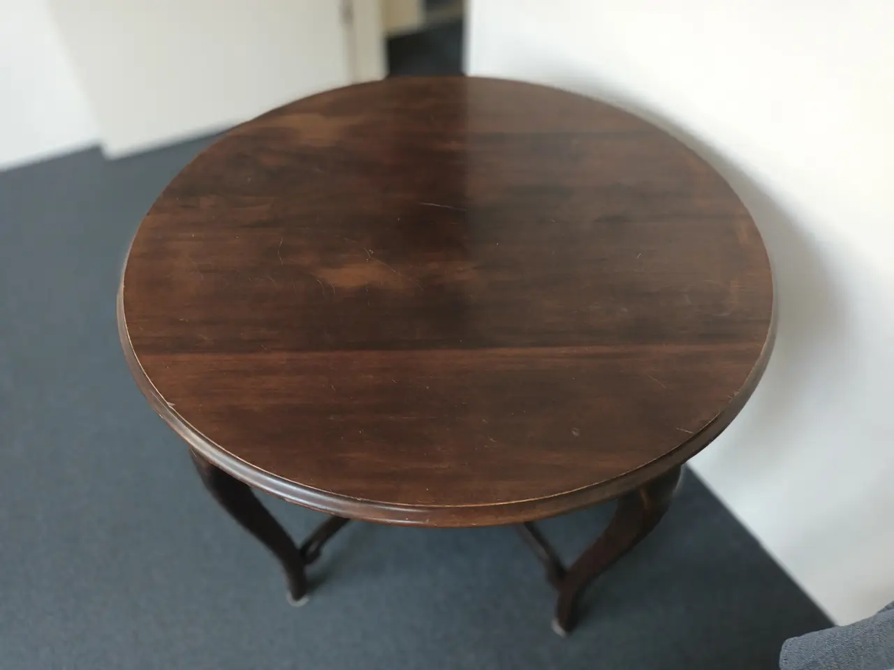 Billede 2 - "Antik" pyntebord ø83 cm i brun-bejset træ.
