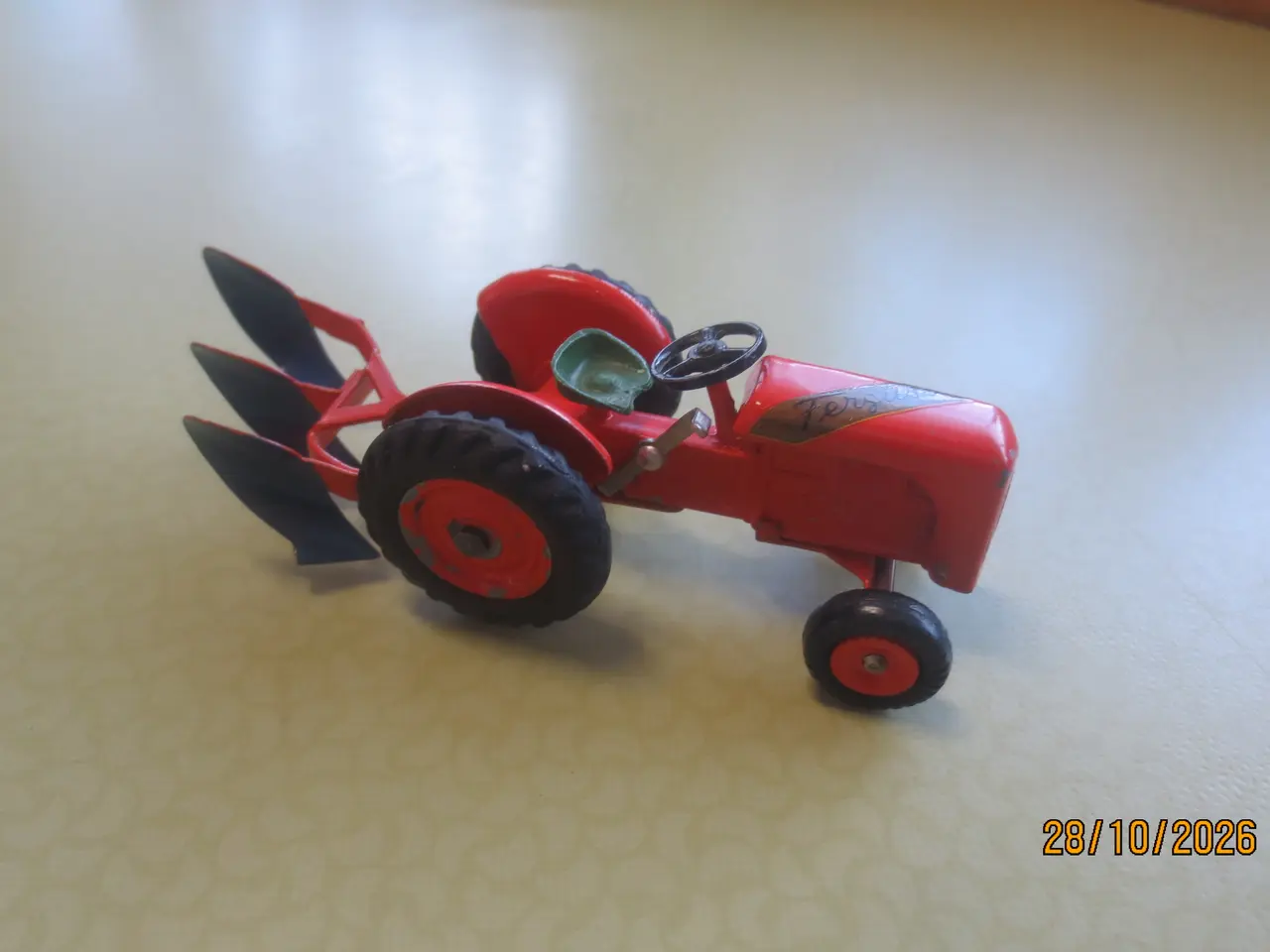Billede 1 - 1 stk Modeltraktor Tekno Ferguson og plov