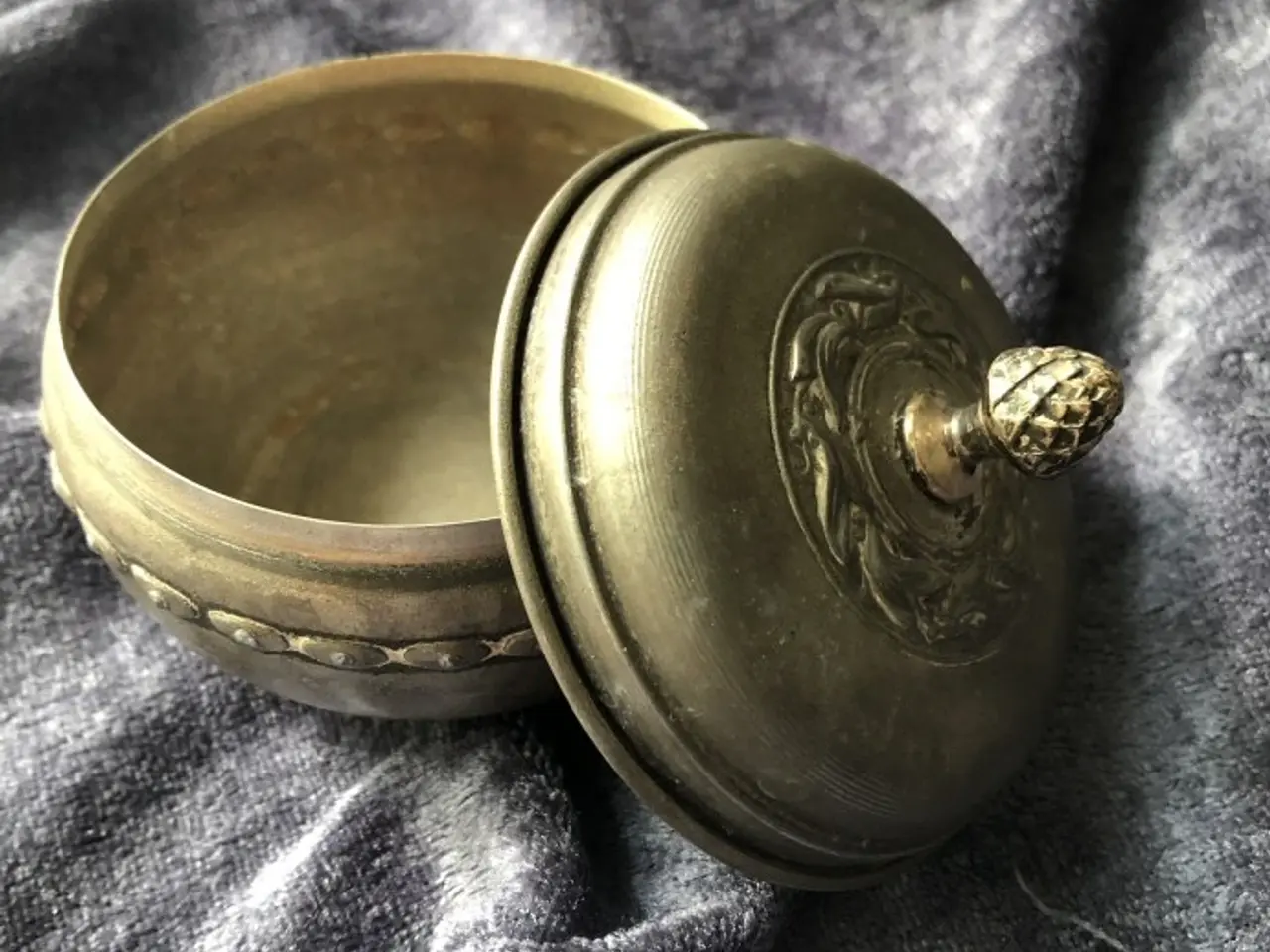 Billede 3 - Lille tin-dåse med fin ornamentik - 8 cm i diamete