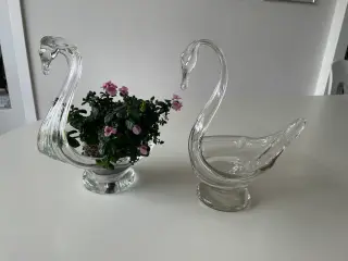 Svanefigurer i glas