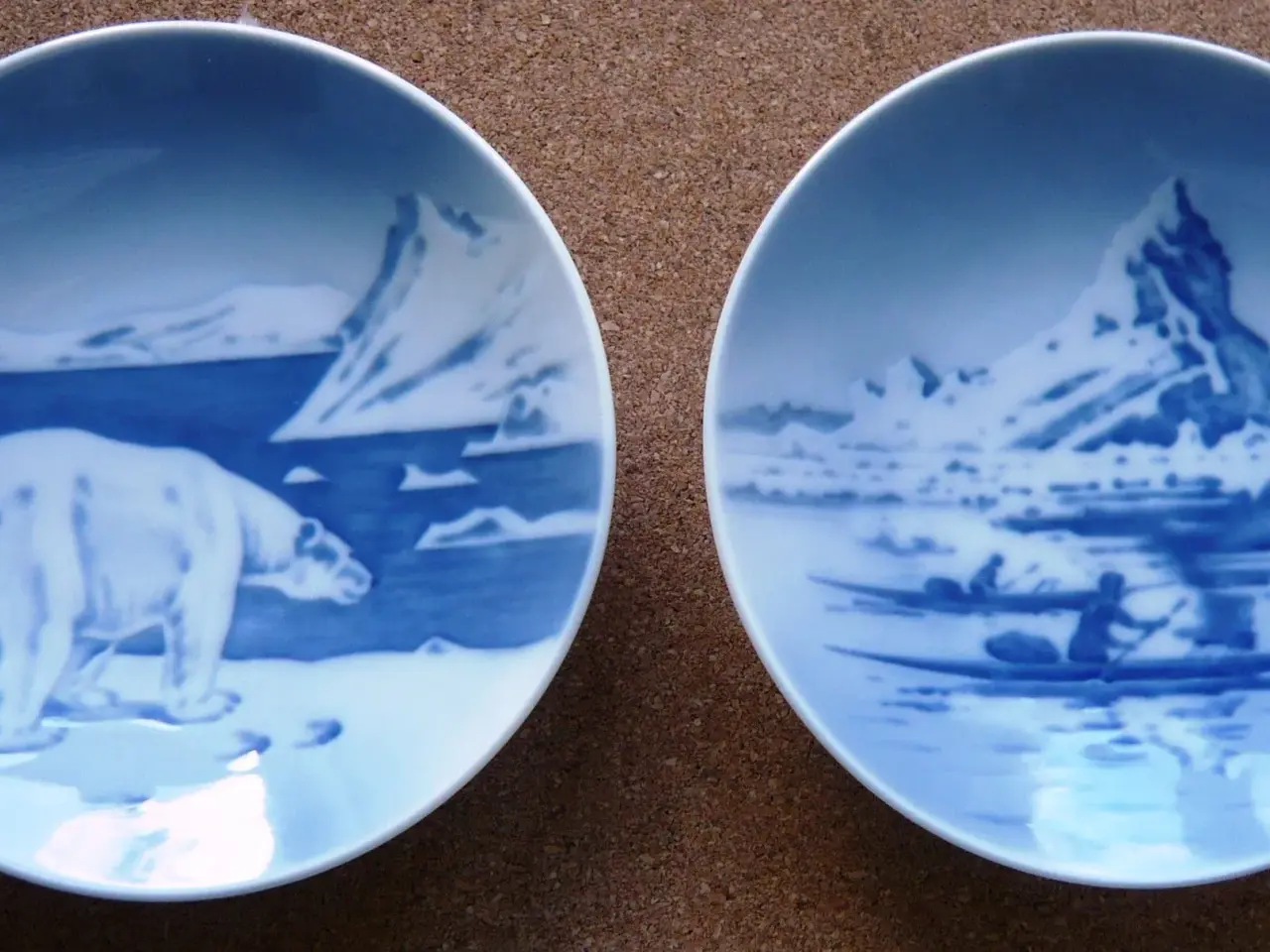 Billede 1 - Royal Copenhagen: Grøndlanske platter 4365 og 4366