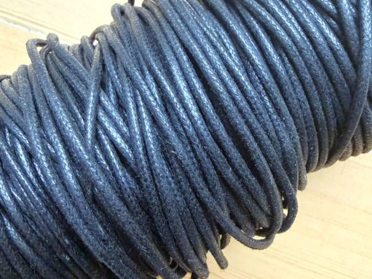 Billede 4 - Sort, vokset smykkesnor, ca. 2 mm i diameter