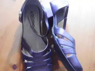 Smukke skinnende lilla sandaler 