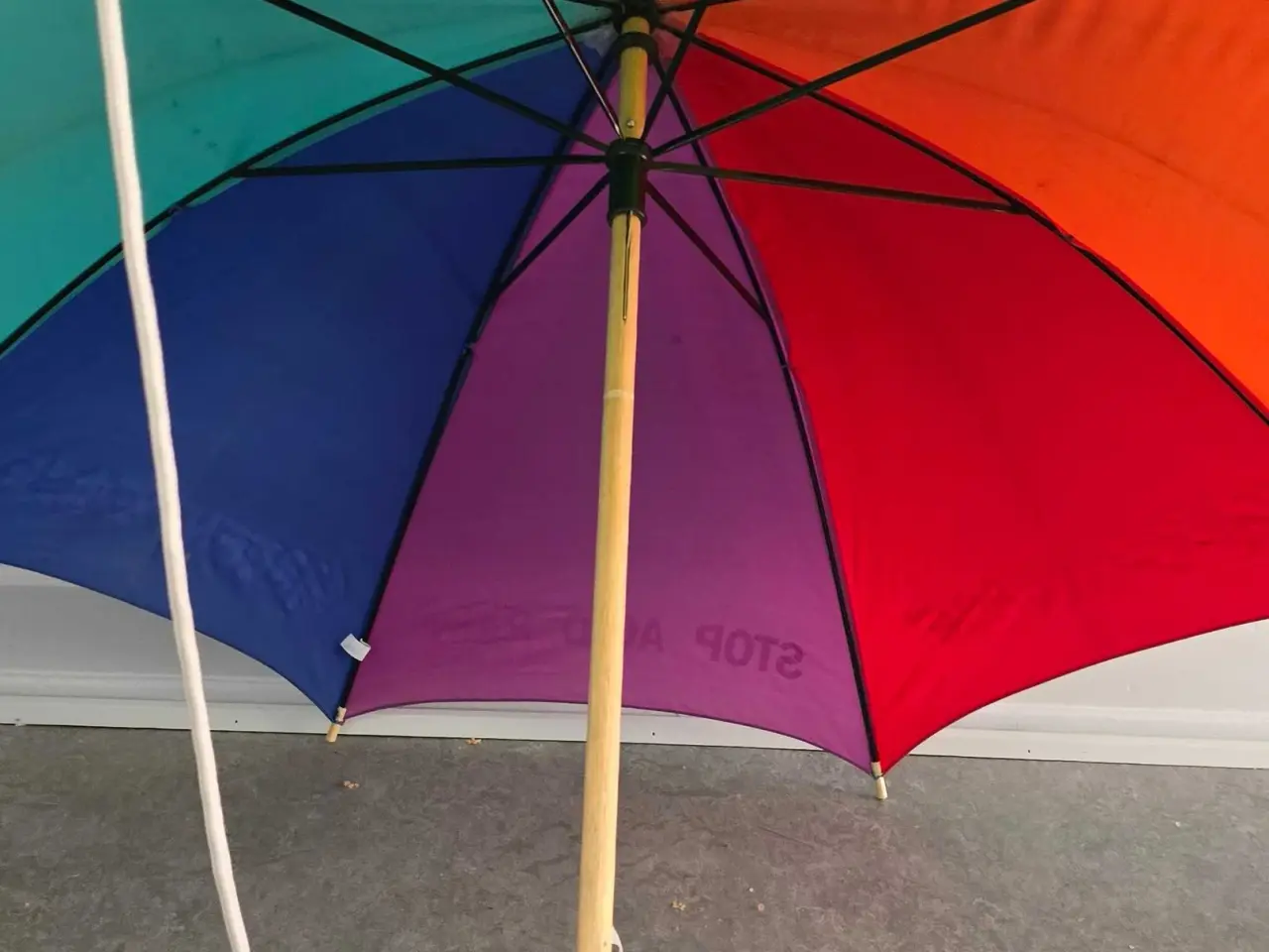 Billede 3 - Stor regnbuefarvet Greenpeace paraply