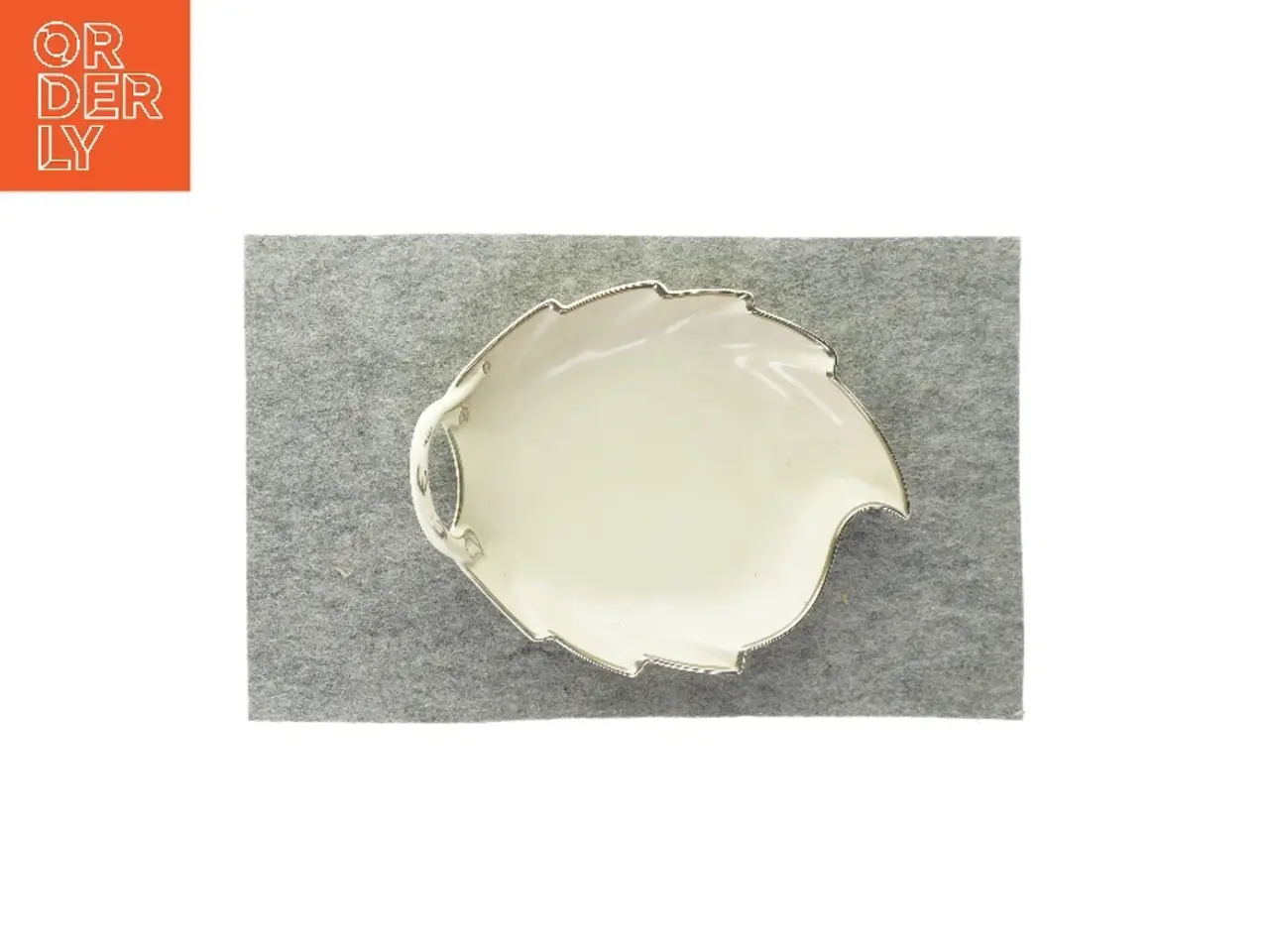 Billede 1 - Dekorativt fad fra Ukendt (str. LB:28x21cm)