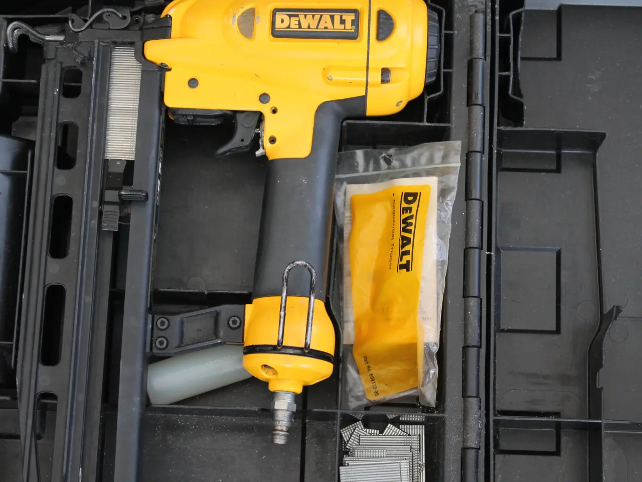 Billede 3 - Sømpistol Dewalt, for trykluft.