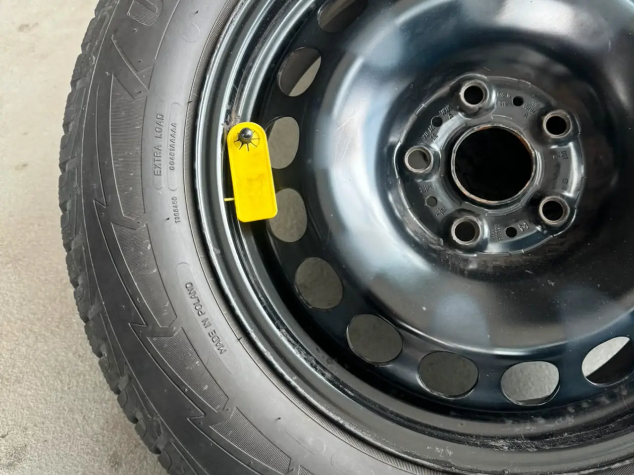 Billede 3 - Helårs dæk 215/60/R16 Good Year Siddet på Vw Passa