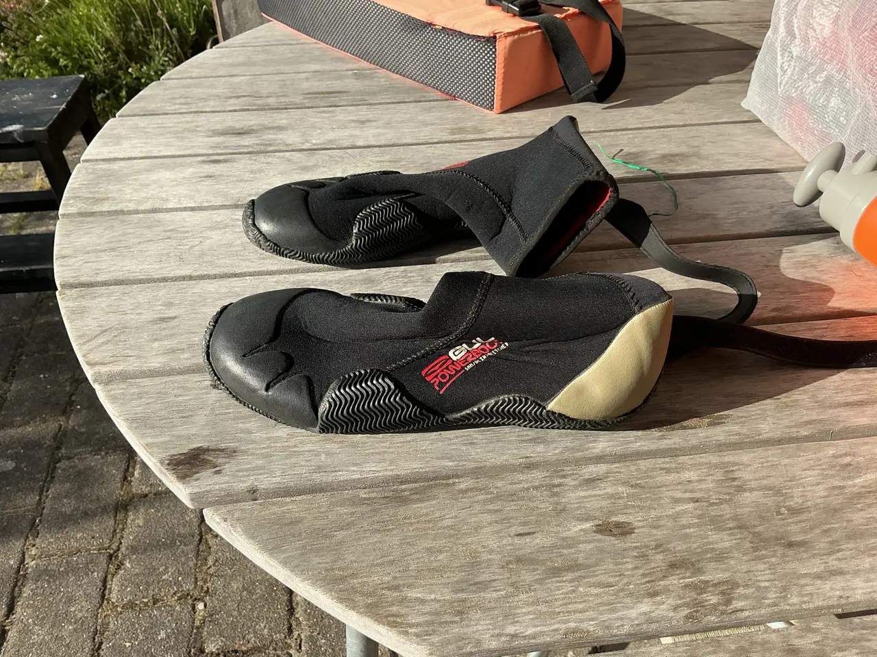 Billede 6 - Tre våddragter(GUL xl, ml og st46), neoprenstøvler