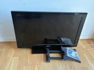 32 tommer Sony TV med vægbeslag og fjernbetjening 