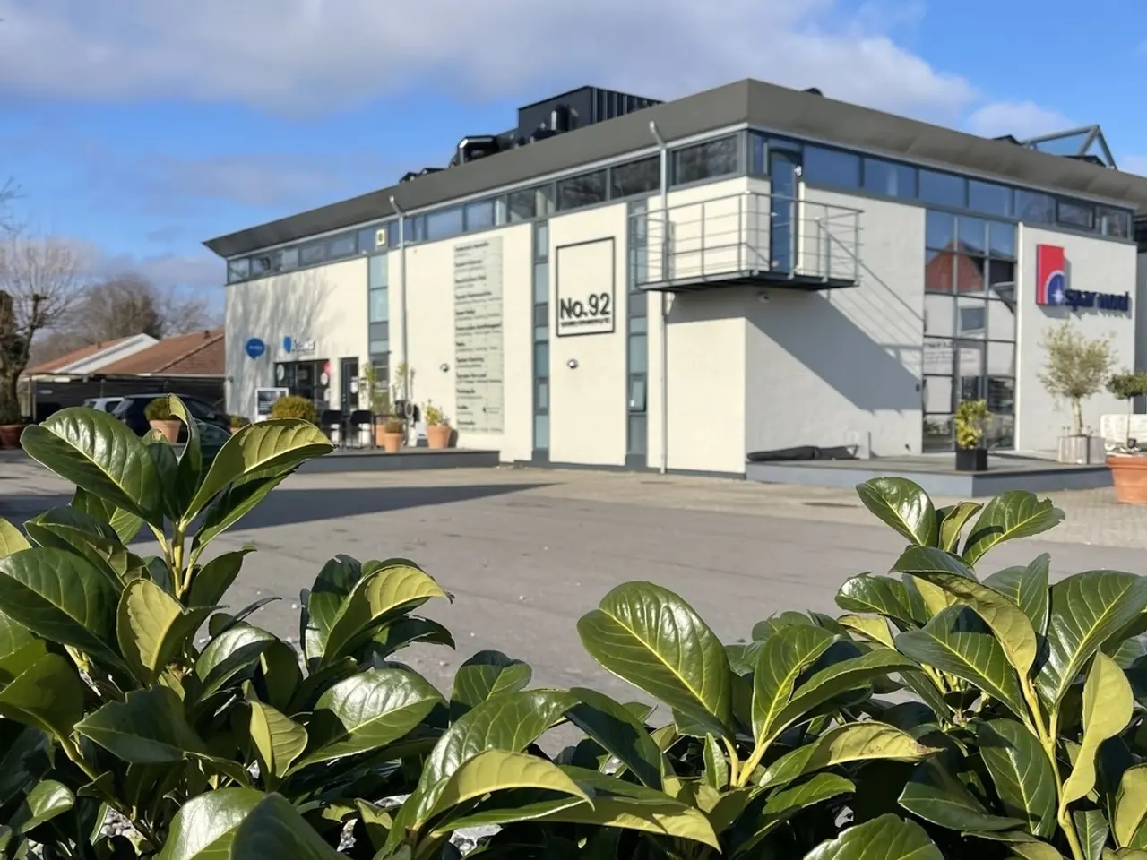 Billede 1 - Central facadebutik med terrasse og store fællesarealer.