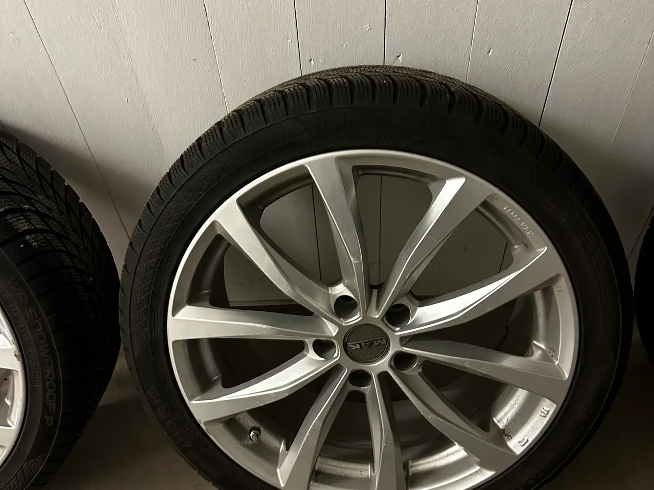 Billede 4 - Vinterdæk med alufælge til Tesla Model 3