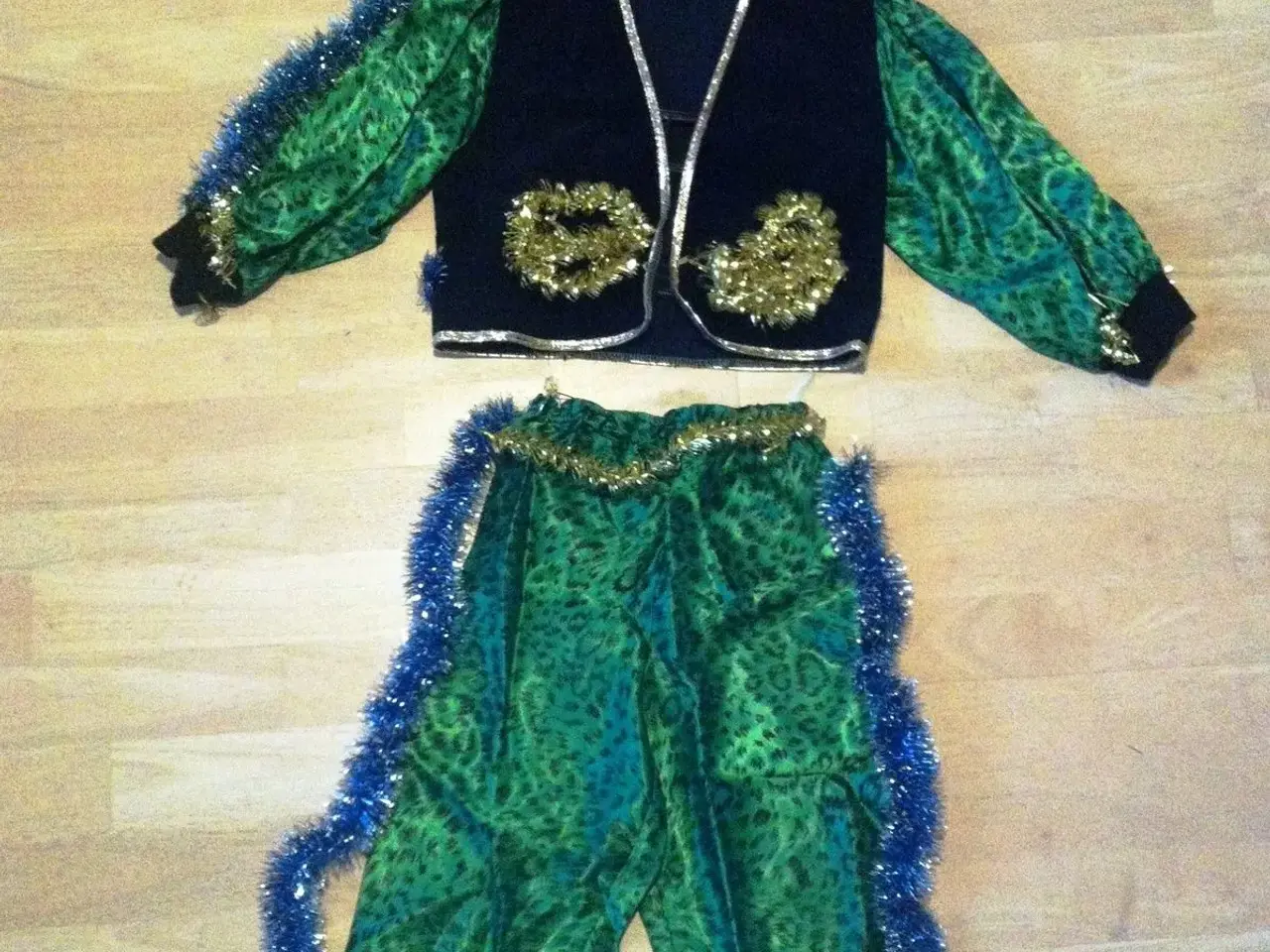 Billede 2 - Aladdin fastelavns kostume 3-6 år, 50kr
