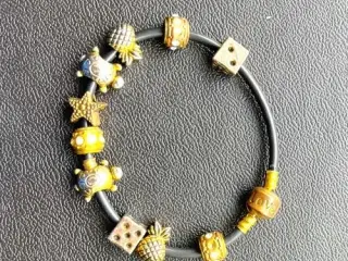 Charm-armbånd på sort snøre. Sælges samlet.