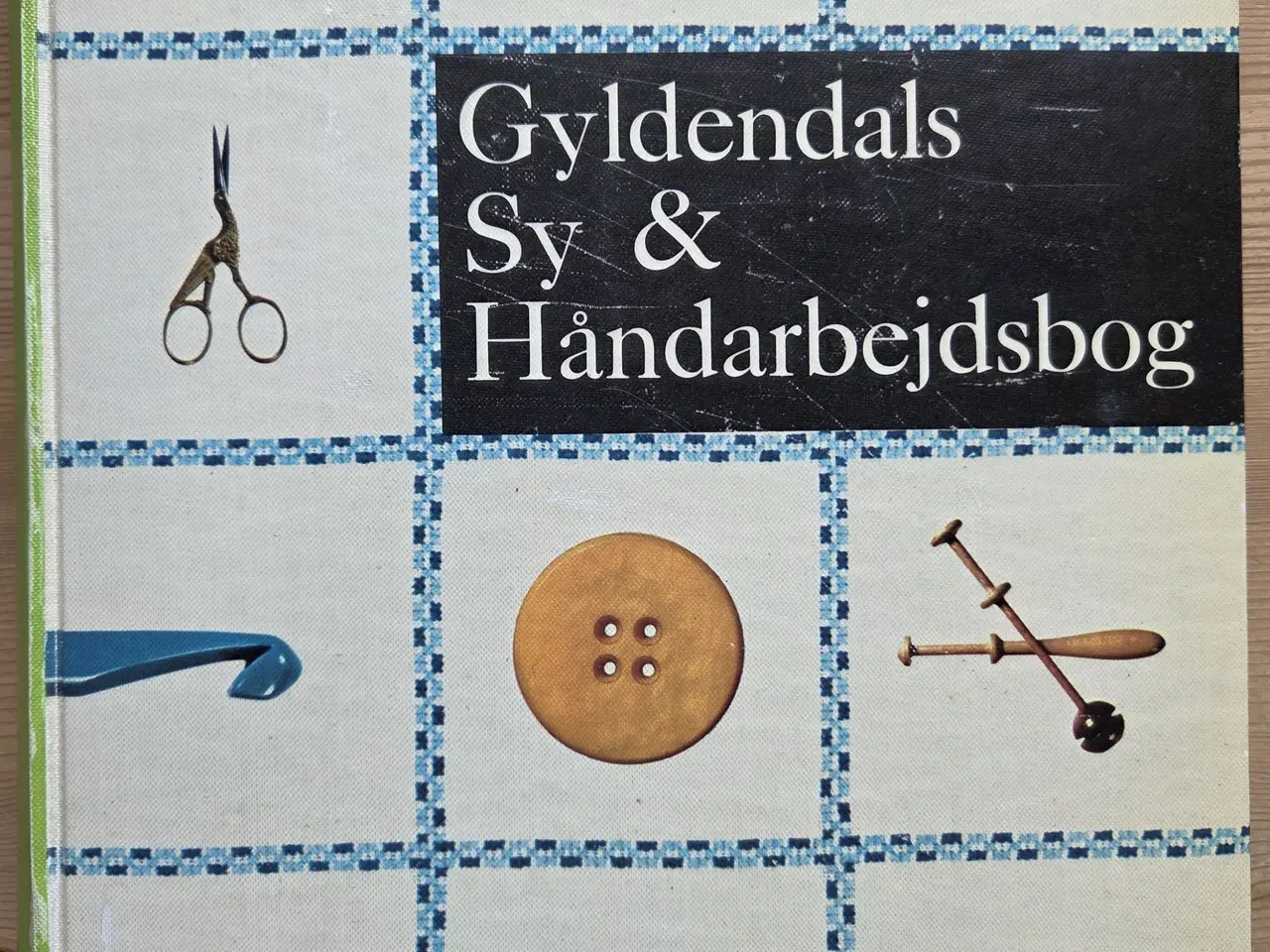 Billede 1 - Gyldendals Sy & Håndarbejdsbog