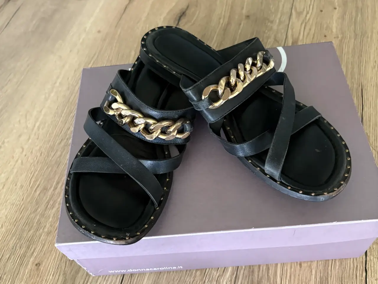 Billede 1 - Smarte sorte sandaler m/guldkæde i str. 40