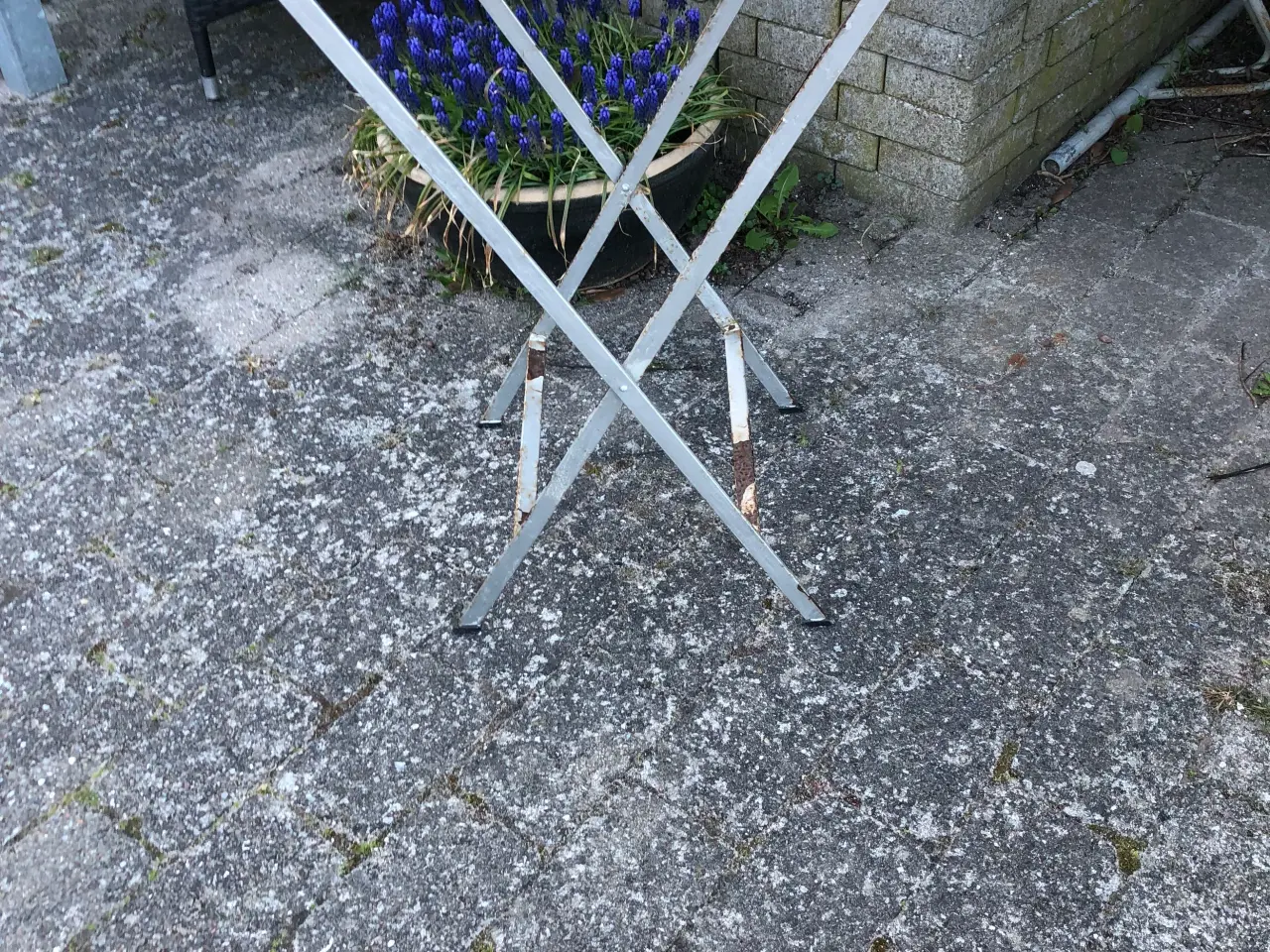 Billede 1 - Bakkebord i metal, sammenklappelig.