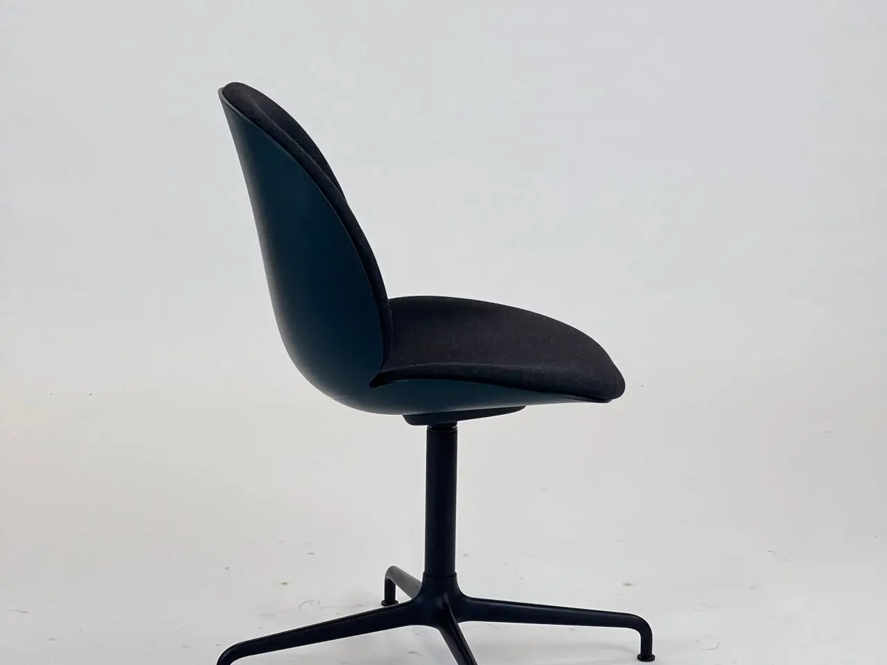 Billede 6 - GUBI Beetle Meeting Chair Stol – Grøn med Sort Stel