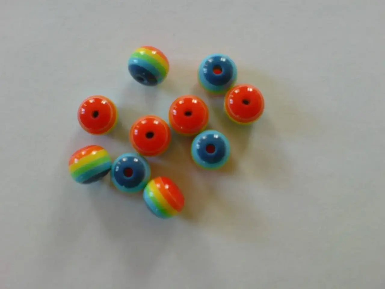Billede 1 - Nye regnbuestribet perler ( 8 mm )