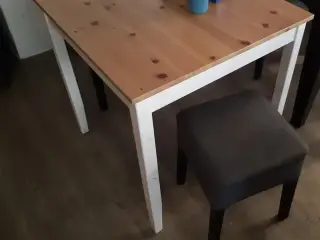 Small table and 4 stools