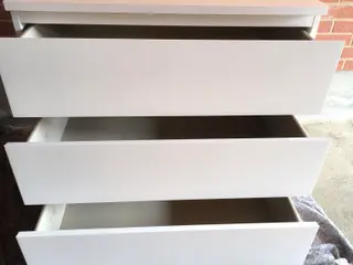 Kommode med 3 skuffter.