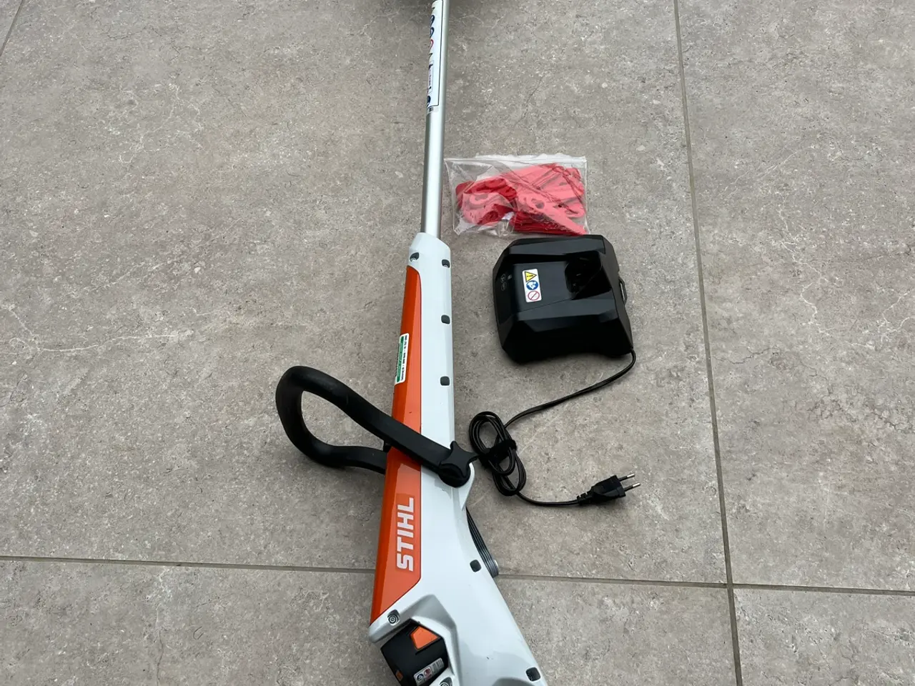 Billede 1 - Græstrimmer STIHL FSA 30 med batteri og nye knive