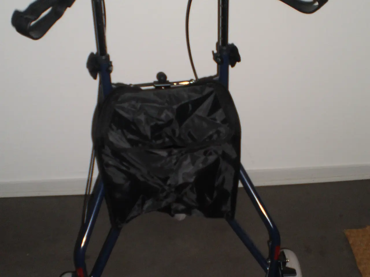 Billede 1 - Rollator med 3-hjul, tykke gummihjul, indkøbstaske
