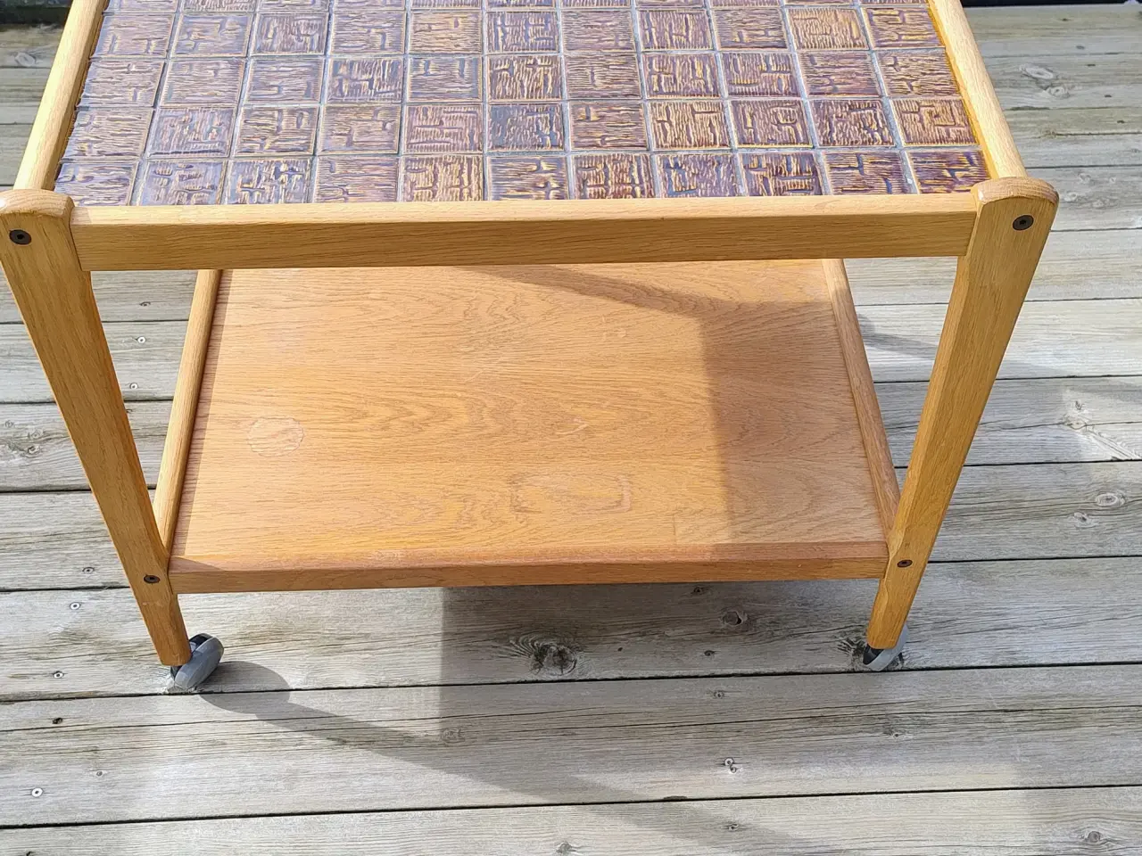 Billede 1 - Rullebord i eg med brune kakler fra 60"erne