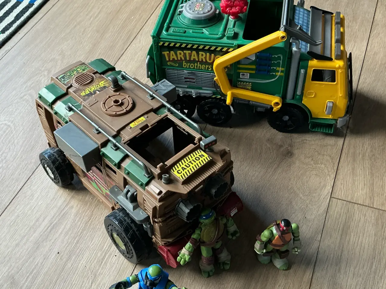 Billede 1 - Turtles bil og 3figurer plus anden bil