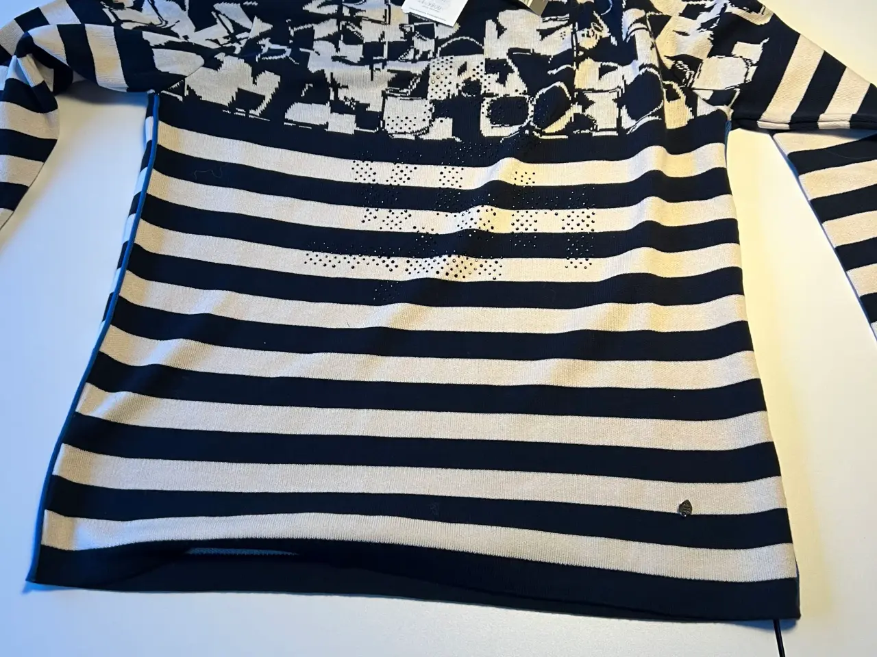 Billede 1 - Tynd strikke bluse