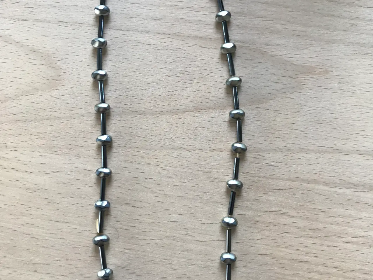 Billede 1 - Halskæde i grå perler
