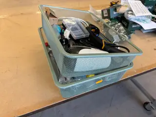 2 stk. Metalbakker L41,5, B30, H10 med maskiner, værktøj mm.