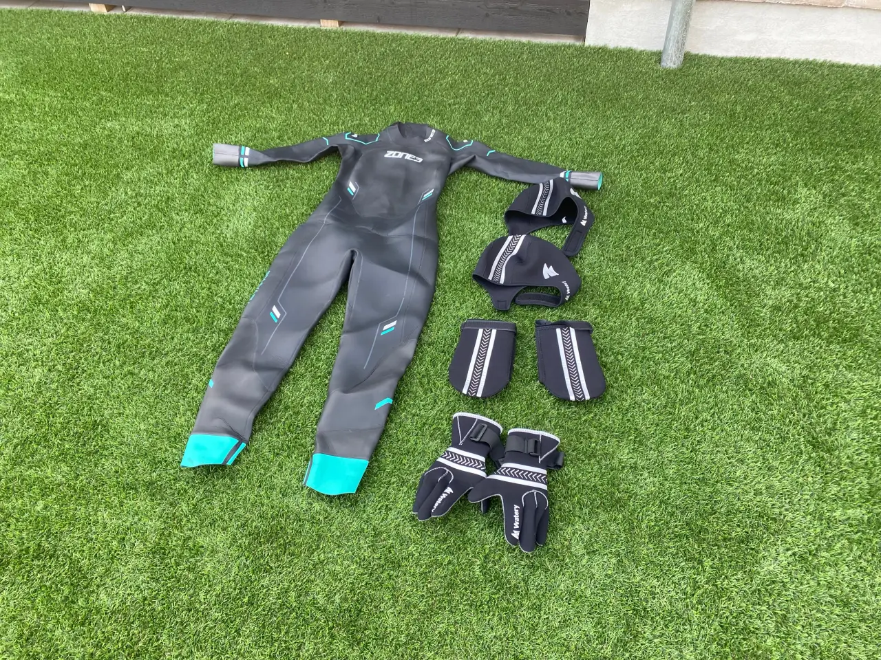 Billede 1 - Våddragt + hue-sokker-handsker