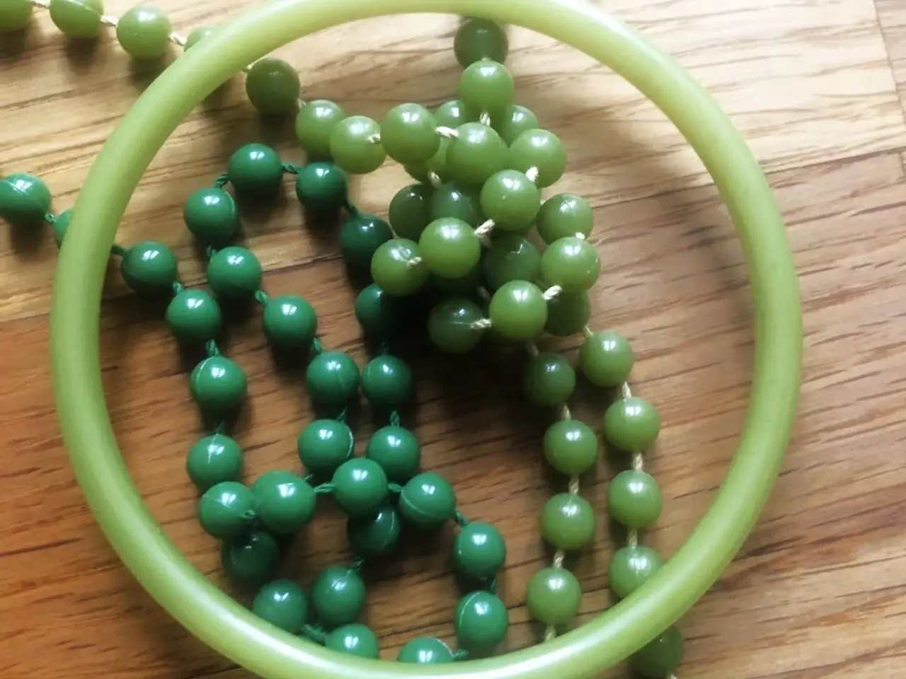 Billede 3 - SMYKKESÆT med PERLEKÆDE og bangle-ARMBÅND
