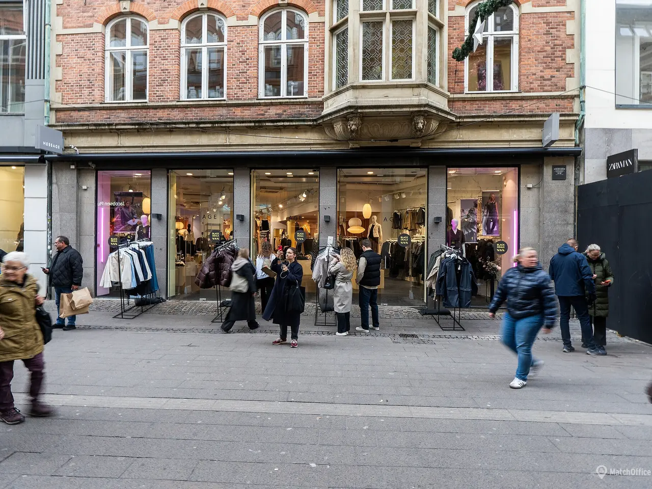 Billede 2 - En stærk placering midt på Strøget