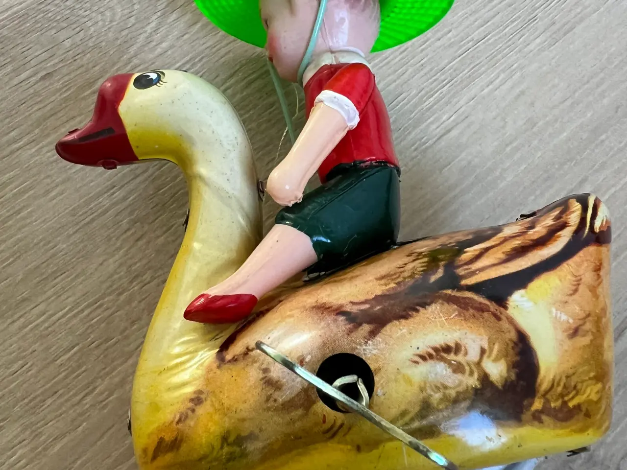 Billede 4 - Blikpladelegetøj dreng rider på gås
